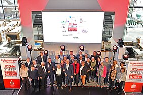 Gruppenbild mit Stifterinnen und Stiftern
